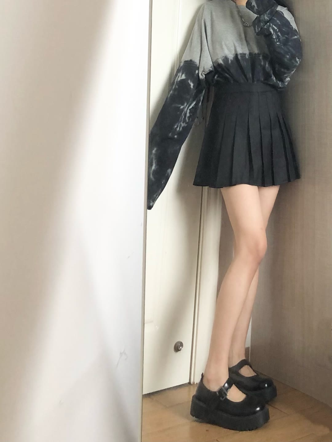 在家里拍照的黑色超短裙裸腿小姐姐 在家里拍照的黑色超短裙裸腿小姐姐