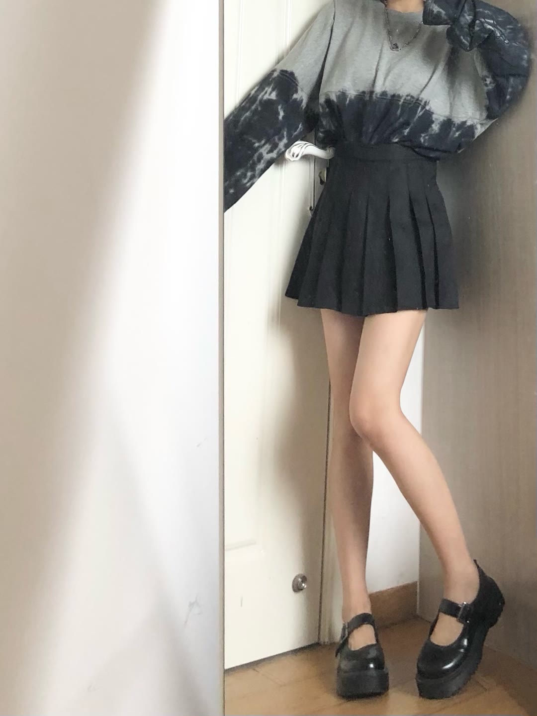 在家里拍照的黑色超短裙裸腿小姐姐 在家里拍照的黑色超短裙裸腿小姐姐