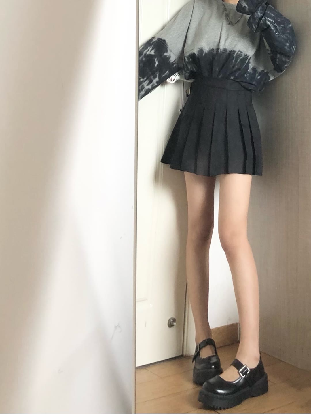 在家里拍照的黑色超短裙裸腿小姐姐 在家里拍照的黑色超短裙裸腿小姐姐